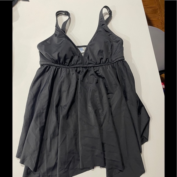 Black flowy long Venus tanking top - Picture 1 of 3